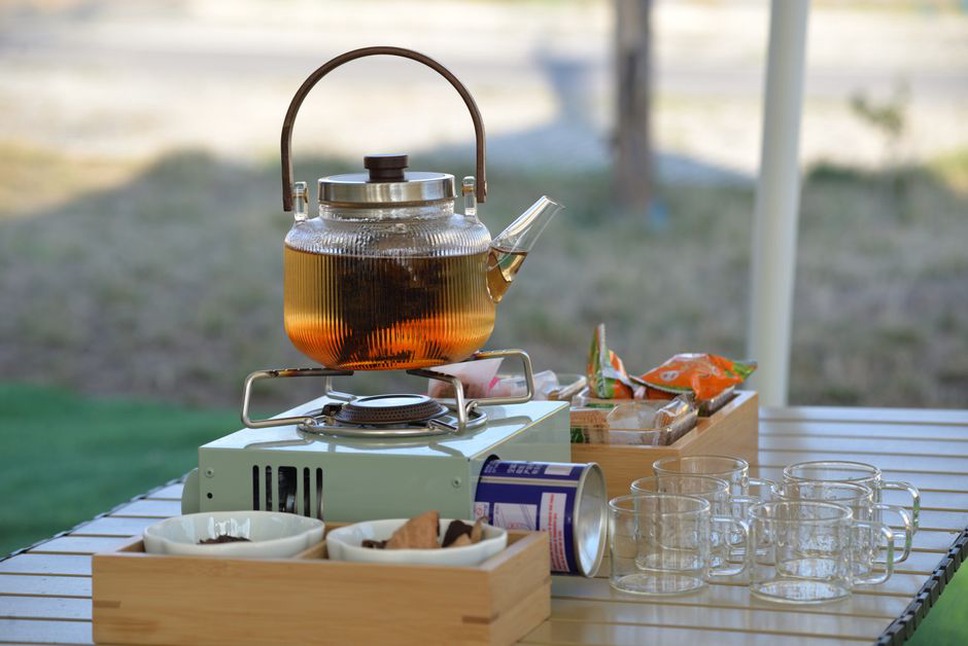 Infusion claire de thé blanc dans une tasse